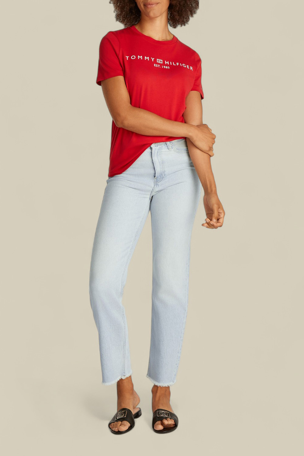 תמונת כל הלוק של מכנסי ג'ינס בגזרה ישרה